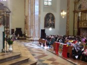 l'arcivescovo bassetti durante l'omelia in san lorenzo con le famiglie di immmigrati